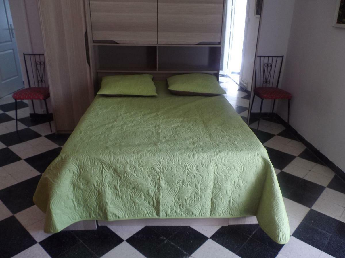 Auberge Des Garrigues Nimes Exterior photo
