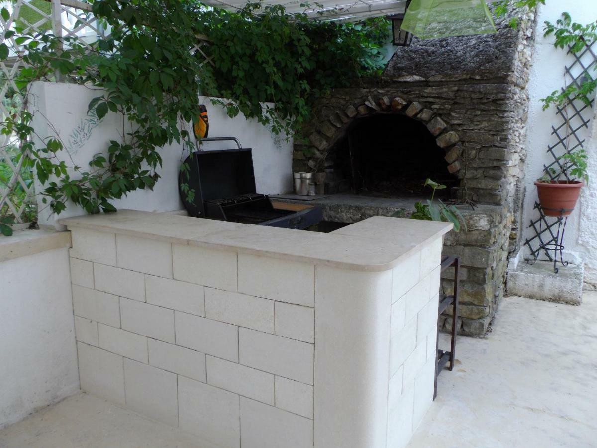 Auberge Des Garrigues Nimes Exterior photo